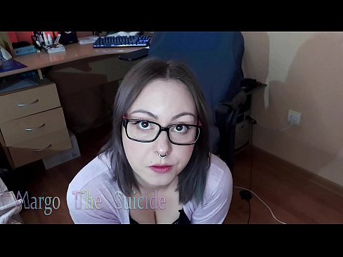 ❤️ Σέξι κορίτσι με γυαλιά πιπιλίζει Dildo βαθιά στην κάμερα ❌ Πορνό βίντεο ❌❤